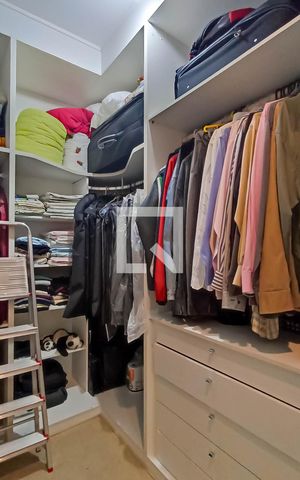 Casa de condomínio para alugar com 400m², 4 quartos e 4 vagas Casa de condomínio para alugar com 400m², 4 quartos e 4 vagasCloset suíte master