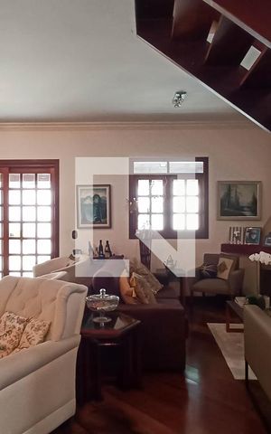 Casa de condomínio para alugar com 400m², 4 quartos e 4 vagas Casa de condomínio para alugar com 400m², 4 quartos e 4 vagasSala de estar