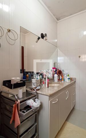 Casa de condomínio para alugar com 400m², 4 quartos e 4 vagas Casa de condomínio para alugar com 400m², 4 quartos e 4 vagasBanheiro suíte
