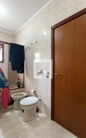 Casa de condomínio para alugar com 400m², 4 quartos e 4 vagas Casa de condomínio para alugar com 400m², 4 quartos e 4 vagasBanheiro suíte master