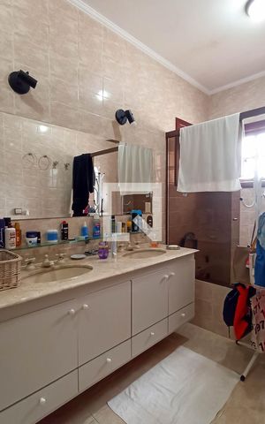 Casa de condomínio para alugar com 400m², 4 quartos e 4 vagas Casa de condomínio para alugar com 400m², 4 quartos e 4 vagasBanheiro suíte master