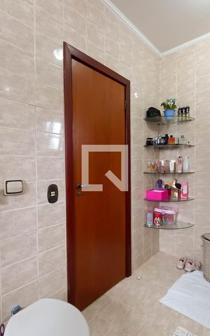 Casa de condomínio para alugar com 400m², 4 quartos e 4 vagas Casa de condomínio para alugar com 400m², 4 quartos e 4 vagasBanheiro suíte master