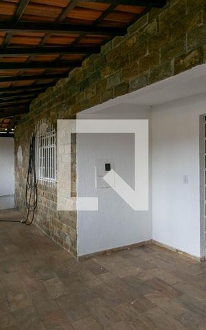 Casa à venda com 360m², 3 quartos e 1 vaga Casa à venda com 360m², 3 quartos e 1 vagaFachada