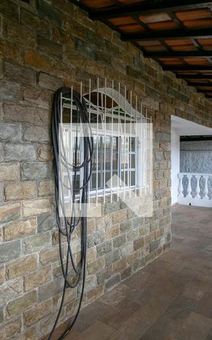 Casa à venda com 360m², 3 quartos e 1 vaga Casa à venda com 360m², 3 quartos e 1 vagaFachada