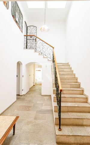 Casa para alugar com 400m², 4 quartos e 4 vagas Casa para alugar com 400m², 4 quartos e 4 vagasEscadas
