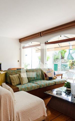 Casa para alugar com 400m², 4 quartos e 4 vagas Casa para alugar com 400m², 4 quartos e 4 vagasSala
