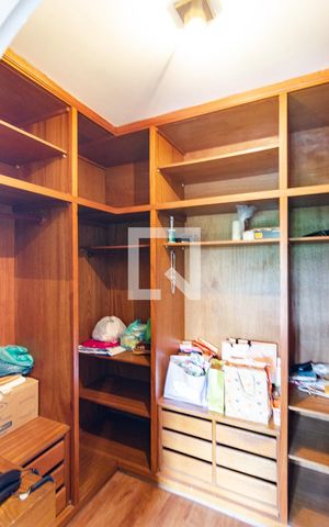 Casa para alugar com 400m², 4 quartos e 4 vagas Casa para alugar com 400m², 4 quartos e 4 vagasCloset da Suíte 1