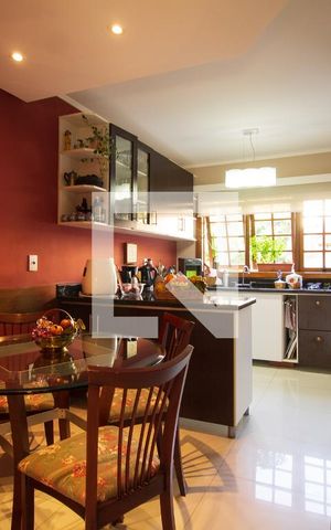 Casa de condomínio à venda com 174m², 4 quartos e 3 vagas Casa de condomínio à venda com 174m², 4 quartos e 3 vagasCozinha
