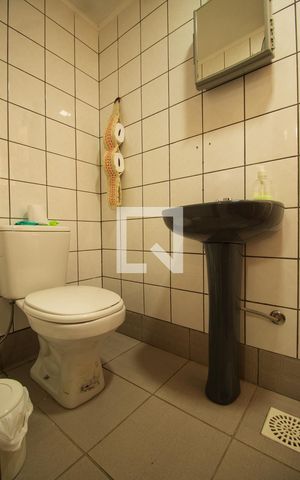 Casa de condomínio à venda com 174m², 4 quartos e 3 vagas Casa de condomínio à venda com 174m², 4 quartos e 3 vagasBanheiro