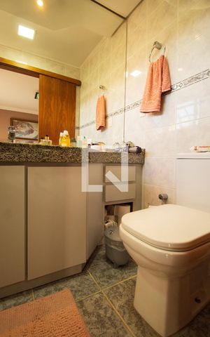 Casa de condomínio à venda com 174m², 4 quartos e 3 vagas Casa de condomínio à venda com 174m², 4 quartos e 3 vagasBanheiro da Suíte