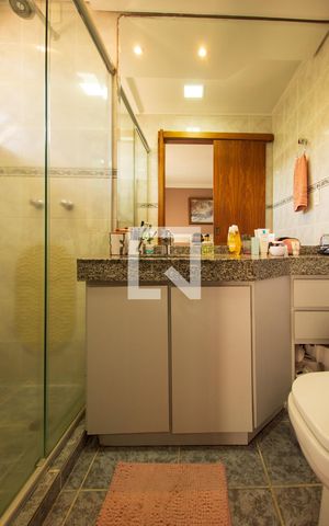 Casa de condomínio à venda com 174m², 4 quartos e 3 vagas Casa de condomínio à venda com 174m², 4 quartos e 3 vagasBanheiro da Suíte