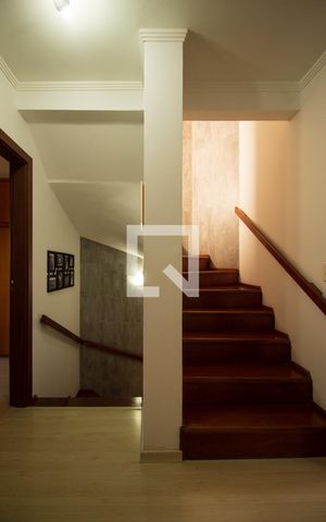 Casa de condomínio à venda com 174m², 4 quartos e 3 vagas Casa de condomínio à venda com 174m², 4 quartos e 3 vagasCorredor