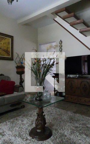 Casa à venda com 198m², 2 quartos e 2 vagasSala