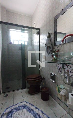 Casa à venda com 198m², 2 quartos e 2 vagasBanheiro