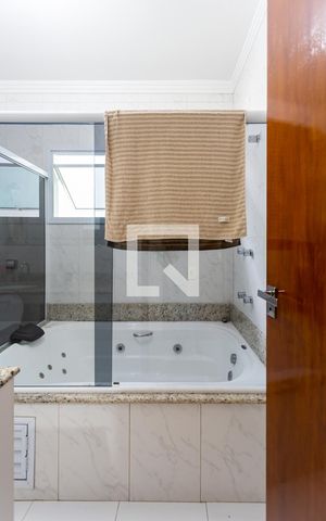 Casa à venda com 202m², 4 quartos e 3 vagas Casa à venda com 202m², 4 quartos e 3 vagasBanheiro da Suíte