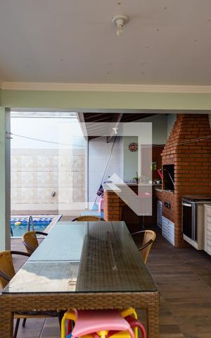 Casa à venda com 202m², 4 quartos e 3 vagas Casa à venda com 202m², 4 quartos e 3 vagasChurrasqueira