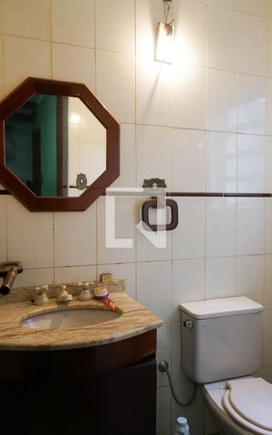 Casa à venda com 200m², 5 quartos e 3 vagas Casa à venda com 200m², 5 quartos e 3 vagasLavabo