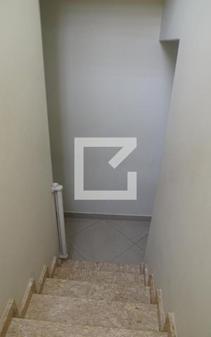 Casa à venda com 100m², 4 quartos e 2 vagasEscada