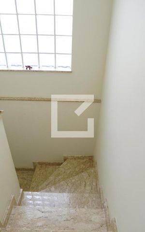 Casa à venda com 100m², 4 quartos e 2 vagasEscada