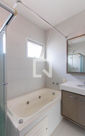 Casa de condomínio para alugar com 260m², 2 quartos e 2 vagas Casa de condomínio para alugar com 260m², 2 quartos e 2 vagasBanheira do Banheiro 2 da Suíte 1