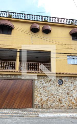 Casa à venda com 128m², 3 quartos e 3 vagas Casa à venda com 128m², 3 quartos e 3 vagasFachada