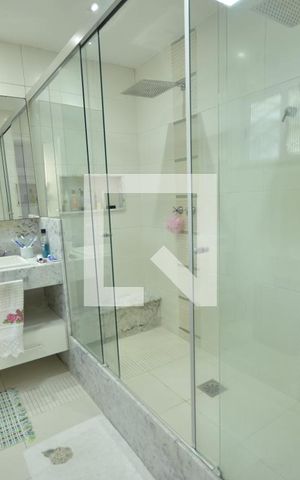 Casa à venda com 550m², 5 quartos e 2 vagasDetalhe do Banheiro da Suite