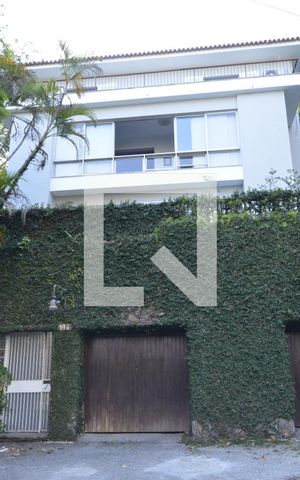 Casa à venda com 550m², 5 quartos e 2 vagasFachada