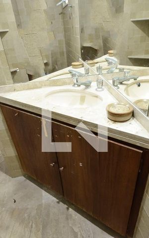 Casa à venda com 550m², 5 quartos e 2 vagasBanheiro da piscina