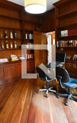 Casa à venda com 550m², 5 quartos e 2 vagasEscritório