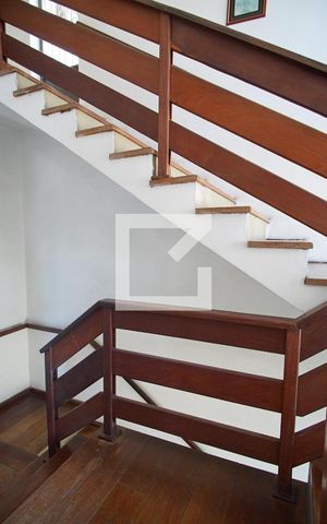 Casa à venda com 260m², 3 quartos e 2 vagasEscada