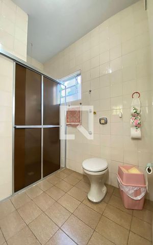 Casa à venda com 300m², 6 quartos e 2 vagasBanheiro da Suite 