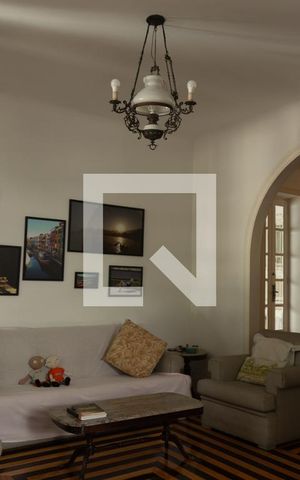Casa à venda com 550m², 4 quartos e 4 vagas Casa à venda com 550m², 4 quartos e 4 vagasSala de Estar