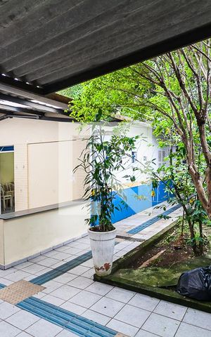 Casa à venda com 340m², 4 quartos e 8 vagas Casa à venda com 340m², 4 quartos e 8 vagasQuintal