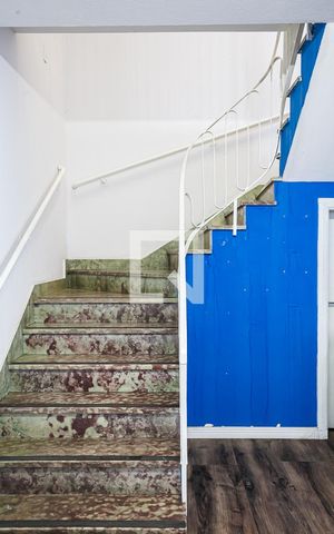 Casa à venda com 340m², 4 quartos e 8 vagas Casa à venda com 340m², 4 quartos e 8 vagasEscada