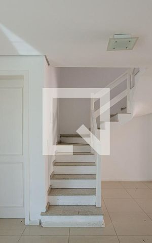 Casa à venda com 185m², 3 quartos e 2 vagasEscada