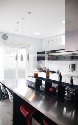 Casa à venda com 687m², 5 quartos e 10 vagas Casa à venda com 687m², 5 quartos e 10 vagasCozinha