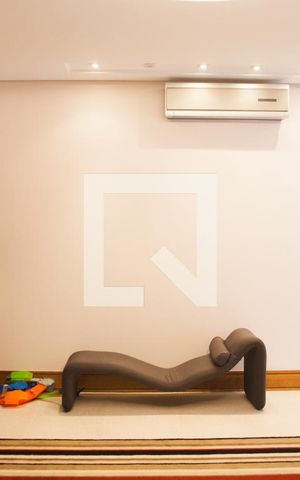 Casa à venda com 687m², 5 quartos e 10 vagas Casa à venda com 687m², 5 quartos e 10 vagasSala de TV