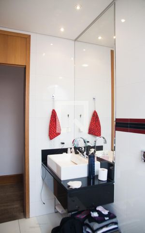 Casa à venda com 687m², 5 quartos e 10 vagas Casa à venda com 687m², 5 quartos e 10 vagasBanheiro Corredor