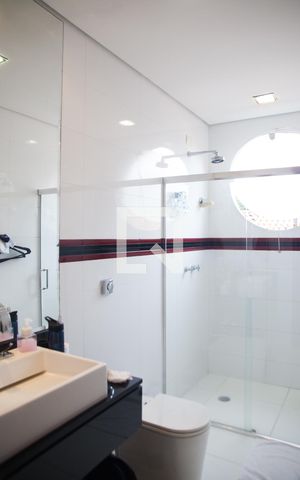 Casa à venda com 687m², 5 quartos e 10 vagas Casa à venda com 687m², 5 quartos e 10 vagasBanheiro Corredor