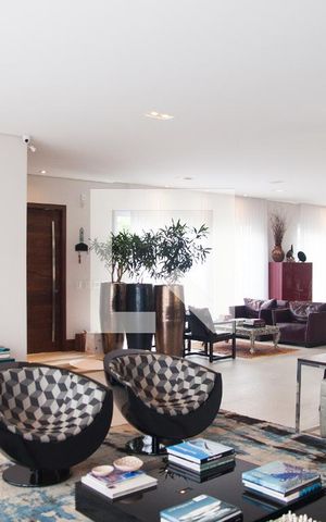 Casa à venda com 687m², 5 quartos e 10 vagas Casa à venda com 687m², 5 quartos e 10 vagasSala