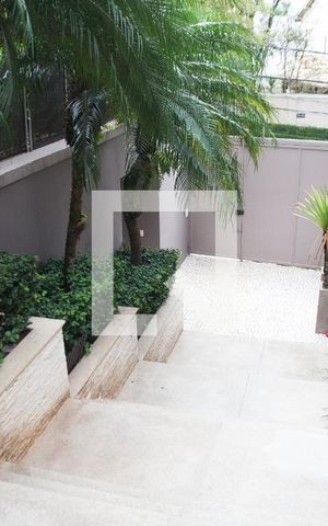 Casa à venda com 687m², 5 quartos e 10 vagas Casa à venda com 687m², 5 quartos e 10 vagasÁrea Externa
