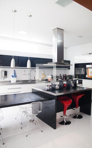 Casa à venda com 687m², 5 quartos e 10 vagas Casa à venda com 687m², 5 quartos e 10 vagasCozinha