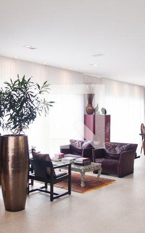 Casa à venda com 687m², 5 quartos e 10 vagas Casa à venda com 687m², 5 quartos e 10 vagasSala
