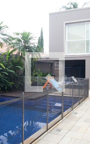 Casa à venda com 687m², 5 quartos e 10 vagas Casa à venda com 687m², 5 quartos e 10 vagasPiscina