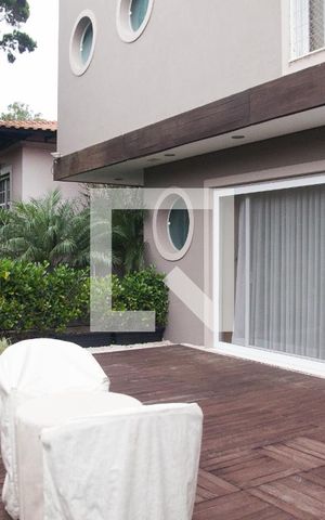 Casa à venda com 687m², 5 quartos e 10 vagas Casa à venda com 687m², 5 quartos e 10 vagasÁrea Externa