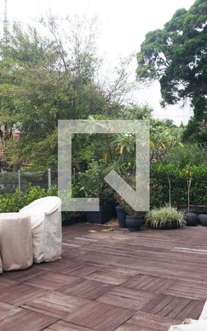 Casa à venda com 687m², 5 quartos e 10 vagas Casa à venda com 687m², 5 quartos e 10 vagasÁrea Externa