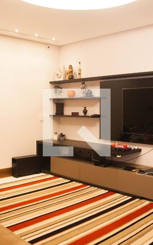 Casa à venda com 687m², 5 quartos e 10 vagas Casa à venda com 687m², 5 quartos e 10 vagasSala de TV