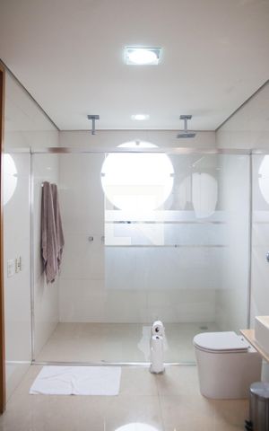 Casa à venda com 687m², 5 quartos e 10 vagas Casa à venda com 687m², 5 quartos e 10 vagasBanheiro da Suíte 1