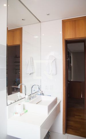 Casa à venda com 687m², 5 quartos e 10 vagas Casa à venda com 687m², 5 quartos e 10 vagasBanheiro da Suíte 2