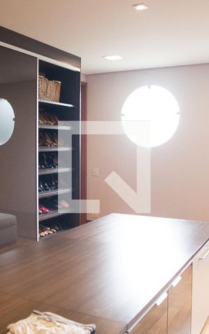 Casa à venda com 687m², 5 quartos e 10 vagas Casa à venda com 687m², 5 quartos e 10 vagasCloset do quarto